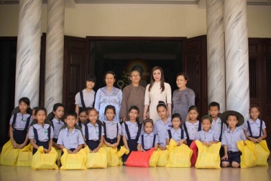 Nhân tố bí ẩn: Hồ Quỳnh Hương cùng thí sinh lên chùa trước giờ G